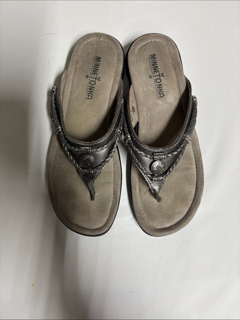 Minnetonka Women’s 6 Metallic Pewter Leather Braided Thong Sandals Boho